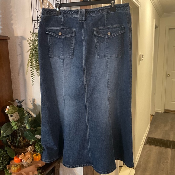 Classic Blue Denim Midi Skirt pre loved - Picture 2 of 6